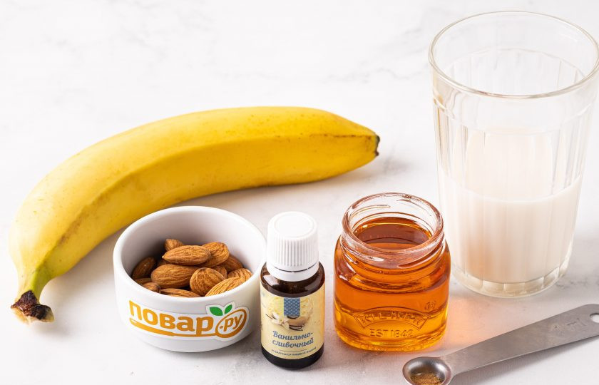 1. Этап. Бананово-миндальный шейк: Подготовьте все ингредиенты.