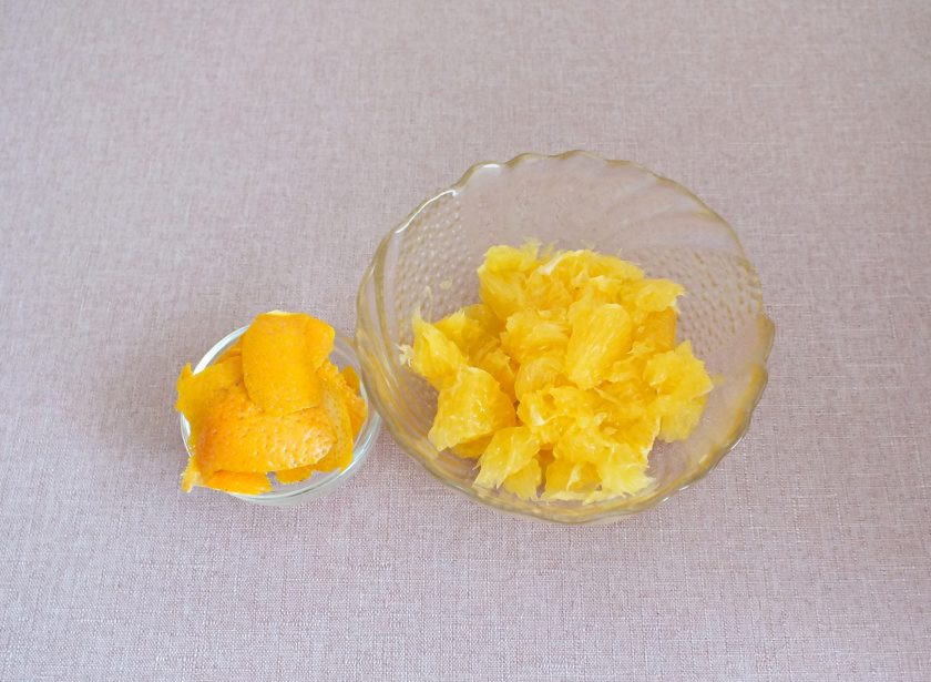 1. Этап. Варенье из черноплодной рябины с апельсином: Апельсин обдайте кипятком. Снимите цедру. Очистите от белых пленочек, порежьте мякоть на кусочки.