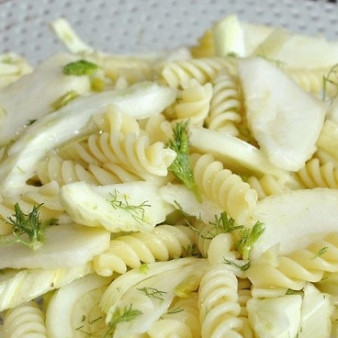 Салат с фенхелем, макаронами и грушей