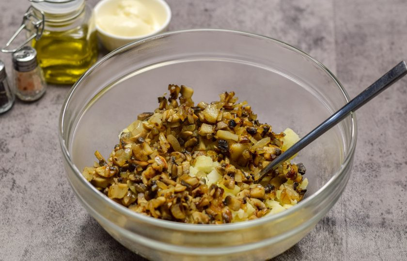 1. Этап. Салат Молдова: Следом добавьте к картофелю жареные грибы с луком.