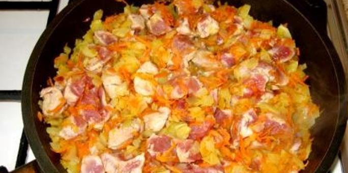 1. Этап. Овощная запеканка с фаршем: 4. Когда овощи приготовятся, добавьте к ним мясо и приправы. Пока жарится мясо, подготовьте болгарский перец и помидоры.