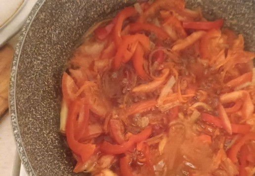 1. Этап. Яичная лапша с кальмаром и овощами: Жарим всё наше чудо минуты 4 и добавляем помидорку. Через три минуты вливаем соевый соус, ложку сладкого соуса, щепотку сушёного чили, перемешаем очень хорошо и накроем крышкой (на среднем огне будет достаточно). Не солим, так как кальмар нормально солёный (но если у Вас свежий, то можно посолить по вкусу).