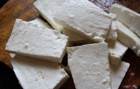 1. Этап. Закуска для пикника на природе: 7. Сыр предварительно кладу в морозильник на пару минут, а затем нарезаю крупными кусочками.