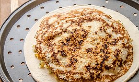 1. Этап. Курник из слоеного теста: Накрываем 2-3 блинами.