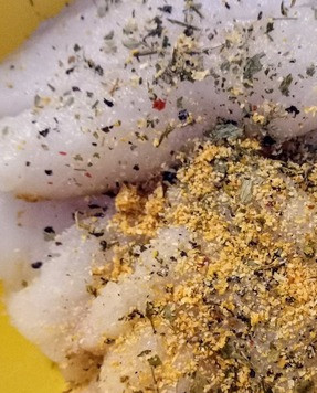 1. Этап. Ароматный минтай: Нарезать минтай на куски. Посолить, поперчить, полить оливковым маслом, посыпать эстрагоном, чесночным порошком и замариновать его на полчаса.