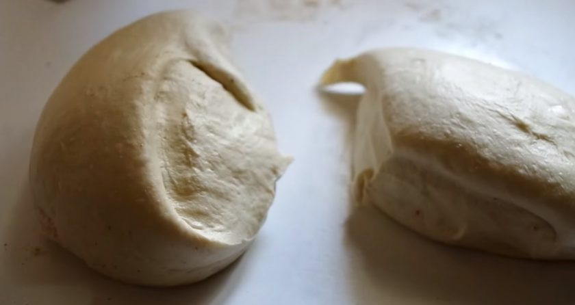 1. Этап. Французская булка на закваске: Готовое тесто разделите скребком на две части и округлите, дайте отдохнуть минут 10-15.