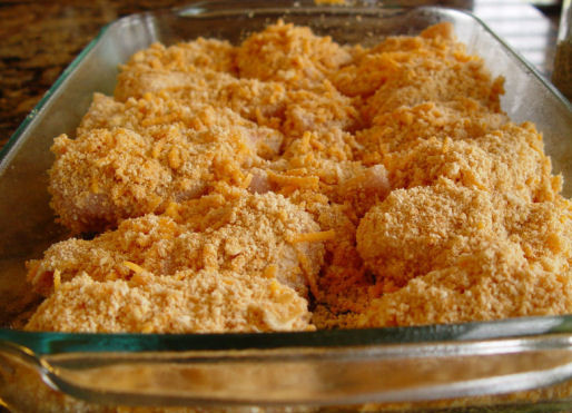 1. Этап. Курица под белым соусом: 3. Посыпаем специями по вкусу. Остатки крекеров и сыра смешаем между собой и посыпаем блюдо сверху. Запекаем полчаса при температуре 200 градусов в духовке. Лучше всего сверху накрыть листом фольги, а за 10 минут до готовности фольгу снять.