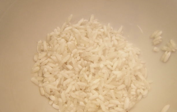 1. Этап. Рисовый суп с курицей: Промойте рис под горячей водой.