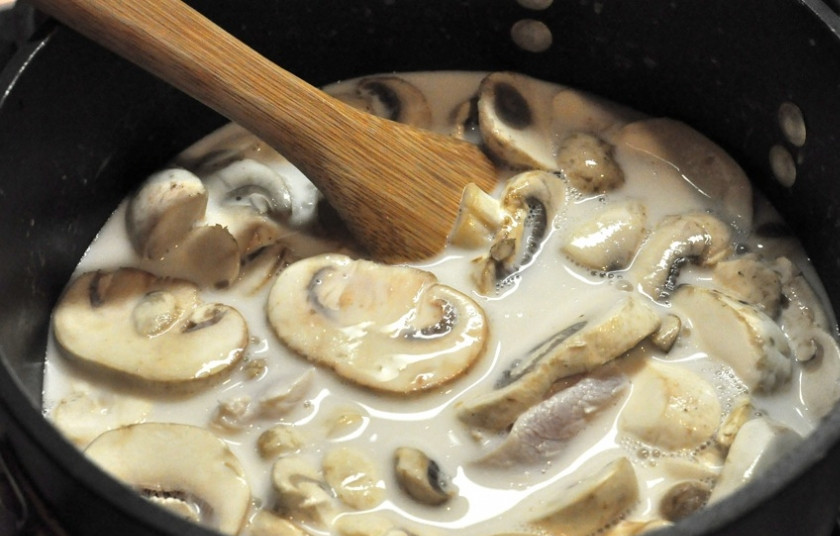 1. Этап. Том кха кай: Через 2 минуты добавьте в кастрюлю на ломтики нарезанные шампиньоны, а также крупно нарезанное куриное филе. Варите на среднем огне 10 минут.