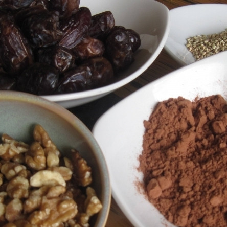 1. Этап. Шоколадный рулет с грецкими орехами: Итак, сперва покажу вам все ингредиенты, необходимые для приготовления шоколадного рулета с грецкими орехами.