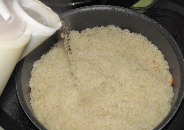 1. Этап. Плов из баранины с помидорами: После этого отправляем в кастрюлю промытый рис, распределяем его по всей поверхности и разравниваем.