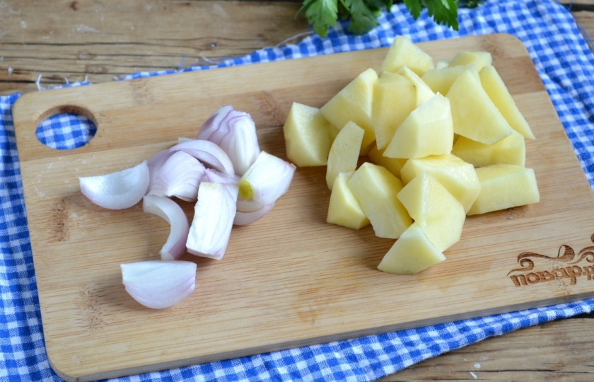 1. Этап. Суп-пюре из брокколи со сливками: Картофель и лук порежьте на куски среднего размера и отправьте в кипящий бульон, добавьте соль и душистый перец. Варите 20 минут. Бульон можете брать любой: овощной, куриный, мясной, грибной - в любом случае получится очень вкусно.