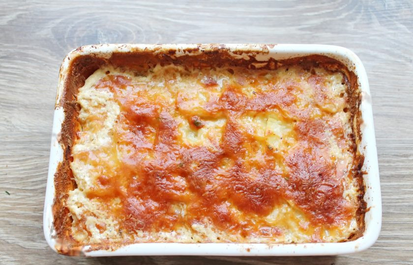 1. Этап. Гратен с беконом: Поставьте в горячую духовку и запекайте гратен при температуре 180 градусов в течение 30-40 минут. Извлеките, порежьте и подавайте к столу.