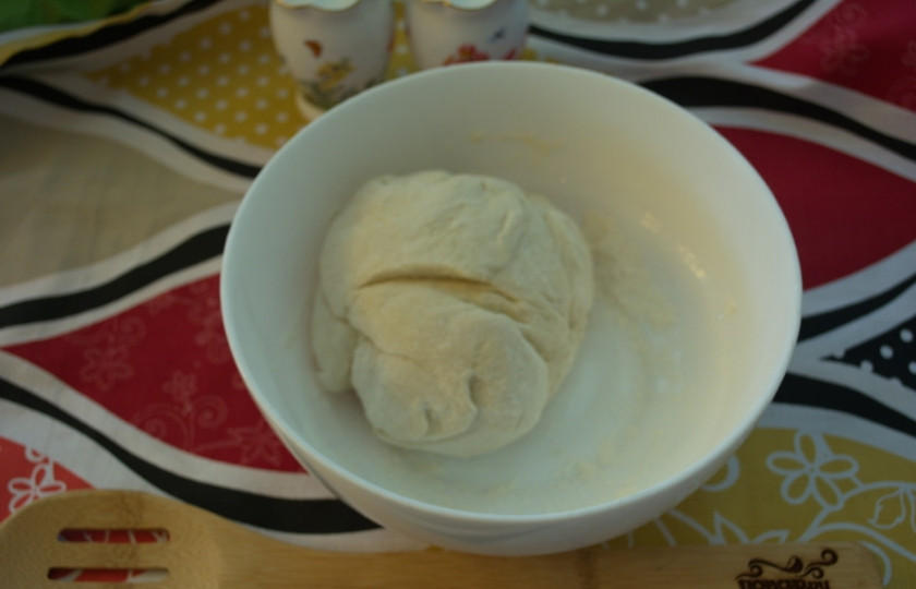 1. Этап. Осетинский пирог Царский: Тесто соберите в шар, переложите в миску. Затяните пленкой, дайте подняться.