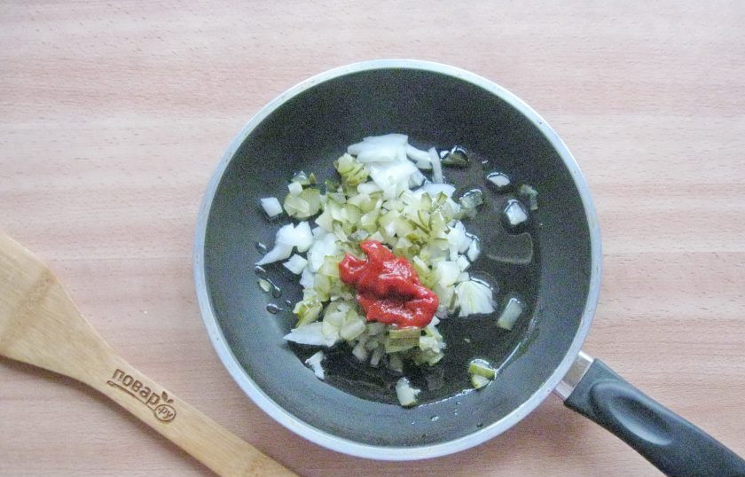 1. Этап. Солянка из судака: Добавьте томатную пасту.