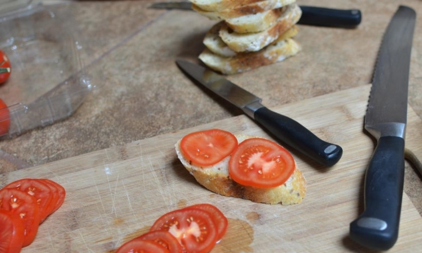 1. Этап. Бутерброды с морковью и сыром: Не очень толстыми ломтиками нарезаем багет и помидоры.