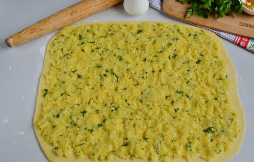 1. Этап. Алу патры: Распределите начинку, чуть вдавливая её пальцами в тесто. Постарайтесь это сделать равномерно и гладко.