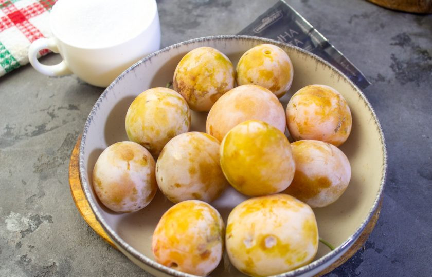 1. Этап. Варенье из белых слив: Подготовьте необходимые продукты для приготовления варенья.