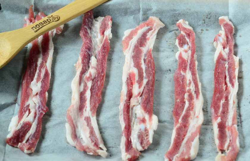 1. Этап. Бекон в шоколаде на вечеринку: Бекон выложите на пергамент и отправьте в духовку, разогретую до 180 градусов, на 15-20 минут.