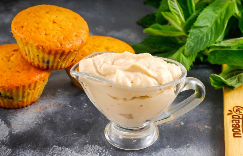 1. Этап. Крем для кексов: Выложите приготовленный крем в пиалу, креманку или соусник и охладите в холодильнике примерно 20-30 минут для стабилизации.