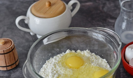 1. Этап. Творожно-кокосовый пудинг с рисовой полентой: Творог поместите в рабочую миску, добавьте яйца, соль и сахар.