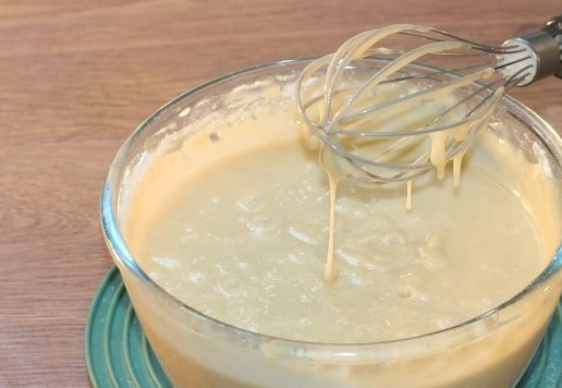 1. Этап. Пирог на кефире с персиками: 7... а затем взбиваю венчиком до однородности теста.