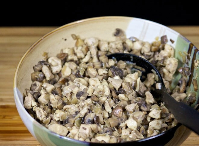 1. Этап. Ракушки с курицей и грибами: Сложите в отдельную посуду, дайте начинке остыть.