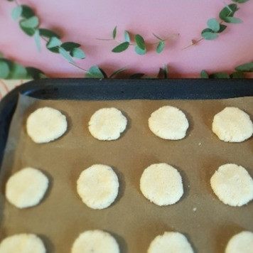 1. Этап. Печенье с кокосовой стружкой: Мокрыми руками скатать из массы шарики и приплюснуть их. Разложить на противень на пергамент.