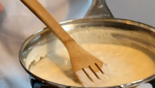 1. Этап. Соус Горгонзола: 7. За минуту до снятия сотейника с огня добавьте в соус сливочное масло и кедровые орехи. Масло придаст вязкость соусу, а орехи придадут ему удивительный аромат и усилят вкус остальных ингредиентов.