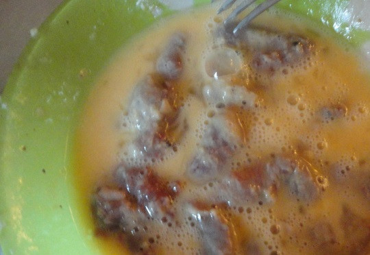 1. Этап. Отбивные из куриных сердечек: 7. Отбивные обвалять в муке, а затем окунуть в яичную смесь.