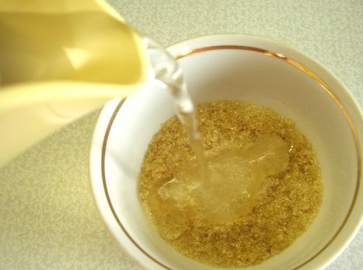 1. Этап. Суфле молочное: 1. Для начала замочите желатин, чтобы он разбух. На этот процесс уходит около 15 минут. Обязательно запаривайте его кипяченой водой.