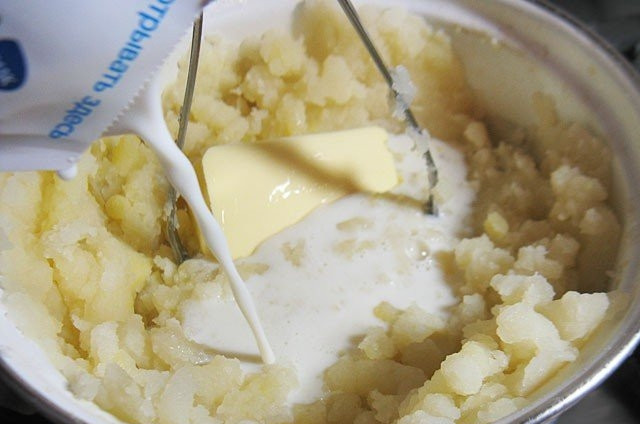 1. Этап. Пюре с молоком: После этого слейте почти всю воду. Вытащите лавровый лист и лук. Растолките картофель в пюре, добавив молоко с маслом.