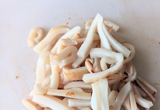 1. Этап. Салат Дары Посейдона: Даём кальмарам остыть, режем тонкими полосками.