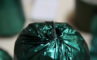 1. Этап. Ананас из конфет: 3. Заматывая, нужно оставить небольшой хвостик.