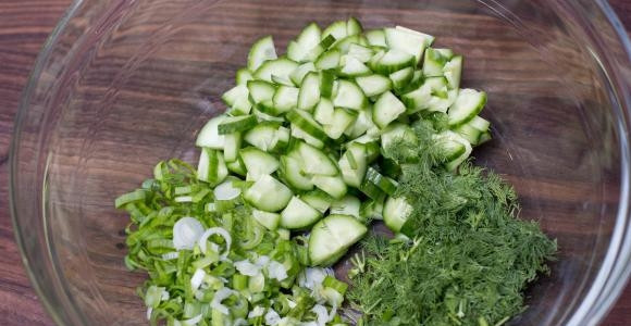 1. Этап. Салат из свежей капусты и огурца: Мелко нарезаем вымытую зелень, огурцы нарезаем, как вам больше нравится: можно соломкой, кружочками или полукружками.