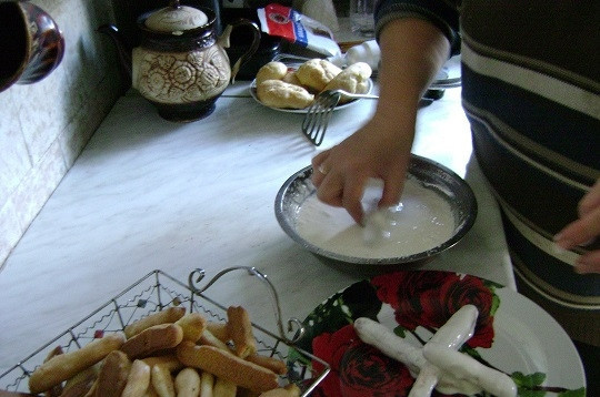 1. Этап. Поленница из заварного теста: 7. Обмакните палочки в крем и выложите на тарелку.