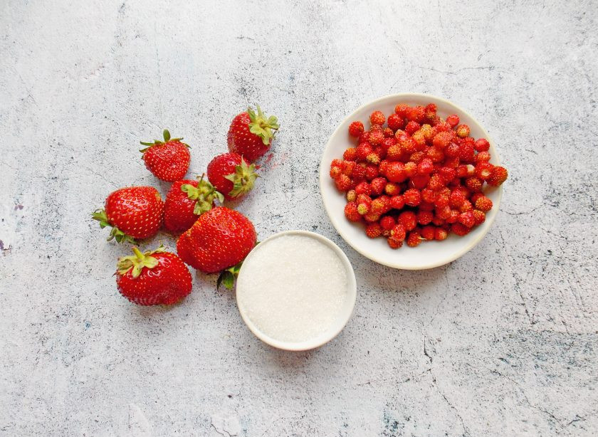 1. Этап. Варенье из клубники и земляники: Подготовьте все необходимые ингредиенты для приготовления варенья из клубники и земляники. Ягоды переберите, сполосните и дайте воде полностью стечь. После этого удалите с ягод зеленые чашечки.