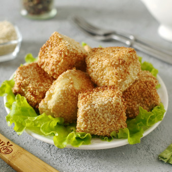 Жареный сыр в кунжуте