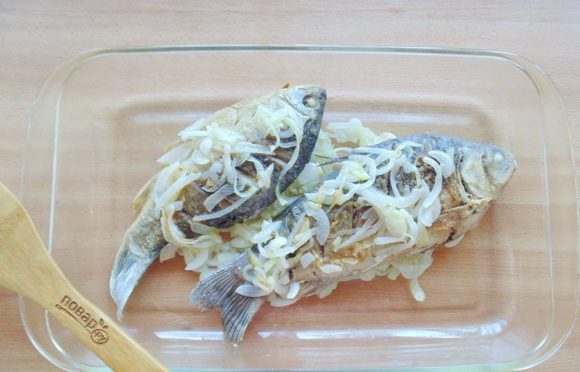 1. Этап. Караси по-чеховски: Покройте рыбу второй частью жареного лука.