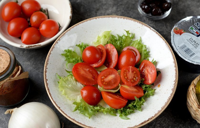 1. Этап. Страчателла с помидорами: Помидоры черри разрежьте пополам или на четвертинки, выложите к салату.