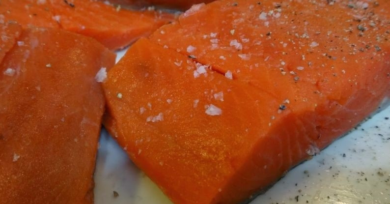 1. Этап. Лосось в вине: Первым делом подготовьте рыбу. Филе вымойте и оставьте подсыхать. Затем аккуратно достаньте косточки пинцетом, если такие есть. Натрите смесью из крупной морской соли и черного молотого перца.