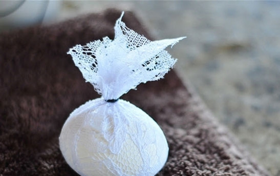 1. Этап. Кружевные крашеные яйца: 2. Тем временем нужно подготовить кусочки ненужного кружева (после этого с ним можно будет попрощаться). Они должны быть такого размера, чтобы можно было туда поместить яйцо. Готовые яйца нужно остудить под холодной водой и обсушить. Завернуть каждое яйцо в кружево и сверху плотно затянуть резинкой или ниткой. Кружево не должно двигаться, иначе красивого рисунка не получится.