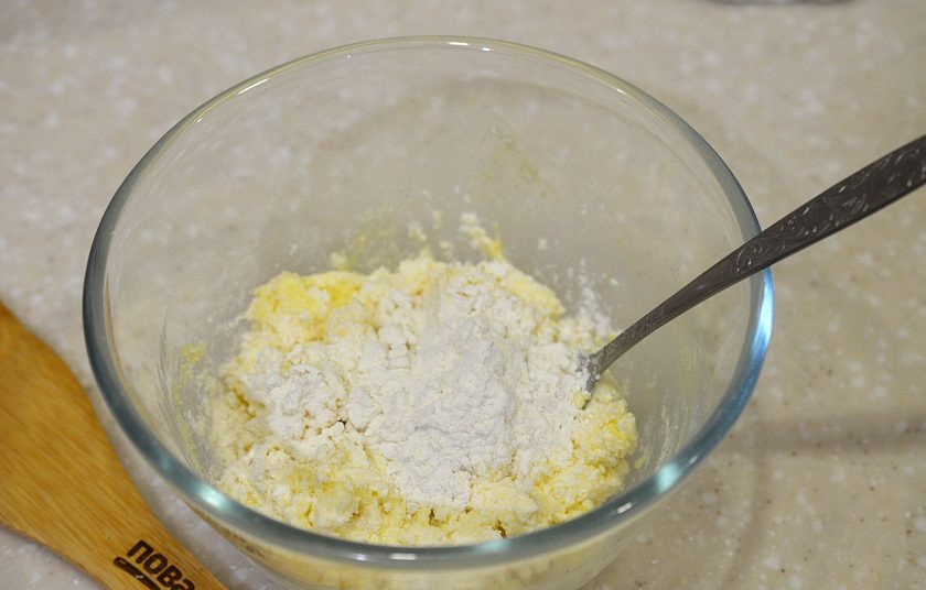 1. Этап. Сырники с рисовой мукой: 5. Добавьте рисовую муку и перемешайте.