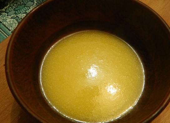 1. Этап. Ленивая пахлава из лаваша: 3. Растопите сливочное масло. Лаваш разрежьте на листы по размеру формы, в которой будете готовить пахлаву.