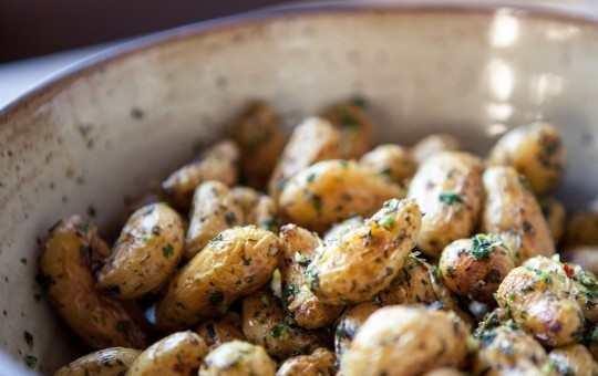 1. Этап. Запеченный картофель с ароматной зеленью: 4. Запеченный картофель с ароматной зеленью подавайте к столу горячим, дополнив оставшейся зеленью. Приятного аппетита!