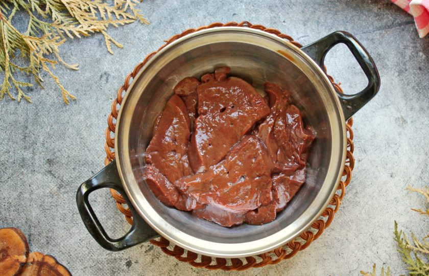 1. Этап. Говяжья печень в банановом соусе: Печень почистите от верхней пленки и жил, порежьте на широкие куски.