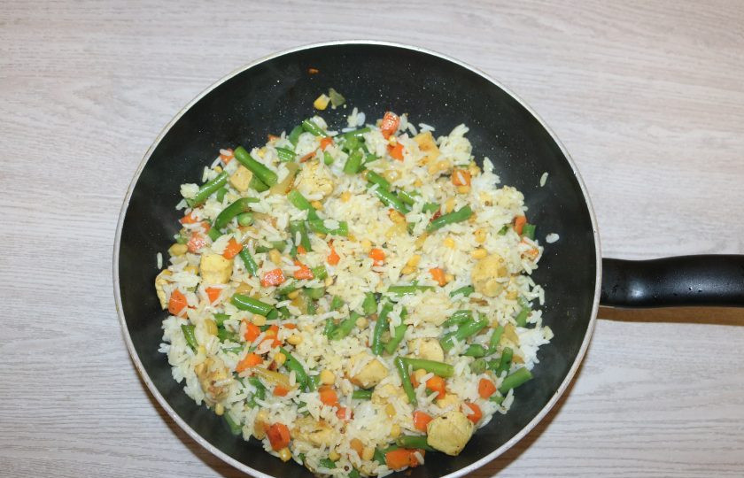 1. Этап. Рис с курицей и фасолью: Хорошо перемешайте, протушите вместе 3-5 минут.