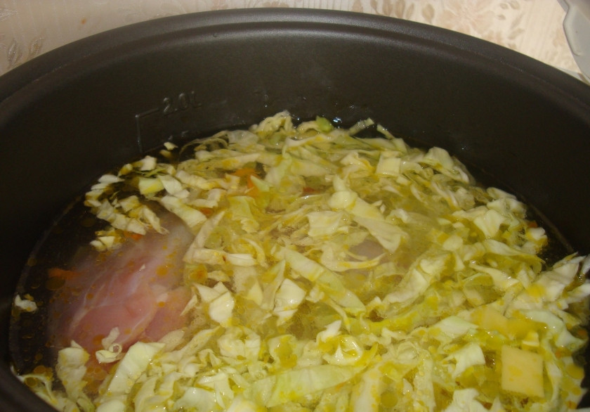 1. Этап. Кислые щи с курицей: 3. Заливаем водой, и в режиме 