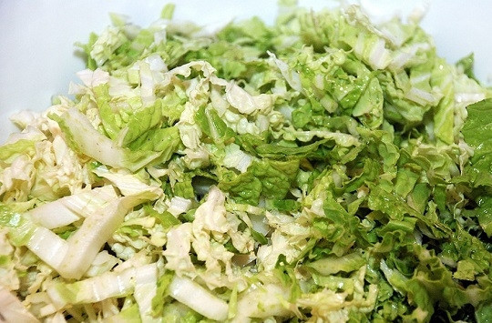 1. Этап. Салат из пекинской капусты без майонеза: 3. Нашинкуйте капусту и выложите в глубокий салатник.