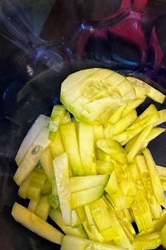 1. Этап. Салат с морковью и коктейльными томатами: Огурец чистим от кожуры и нарезаем в салатник соломкой